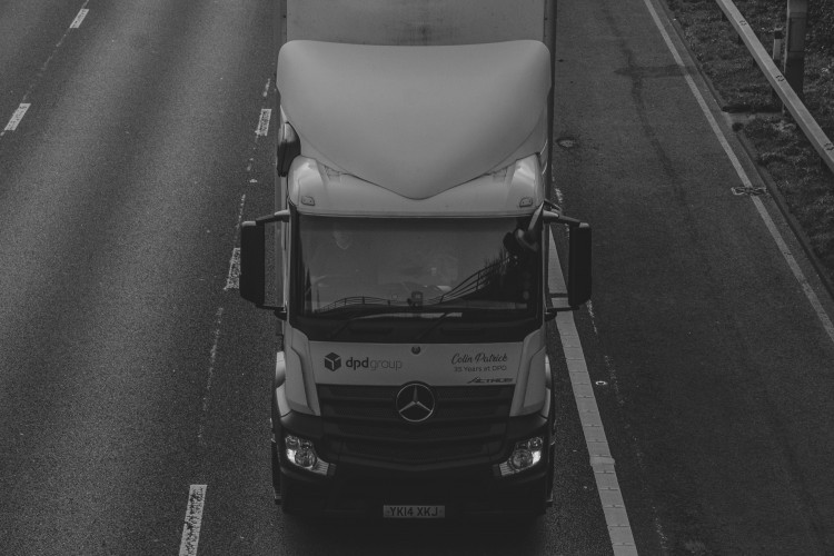 Hvem havde ansvaret for en særtransport, der kørte fast under en bro?