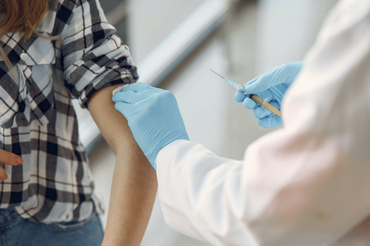 Fransk domstol anvender Schrems II præmisser på vaccinationsplatform: Brugen af AWS var ikke i strid med GDPR