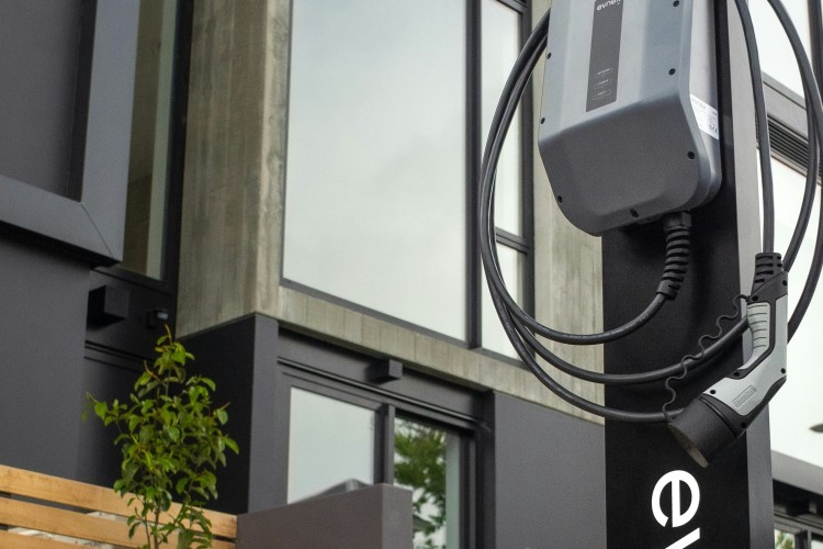 Nye regler på vej for elladestandere og digital kommunikation