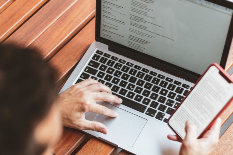 Kritiske e-mail om ledelsen var ikke tilstrækkeligt grundlag for saglig opsigelse