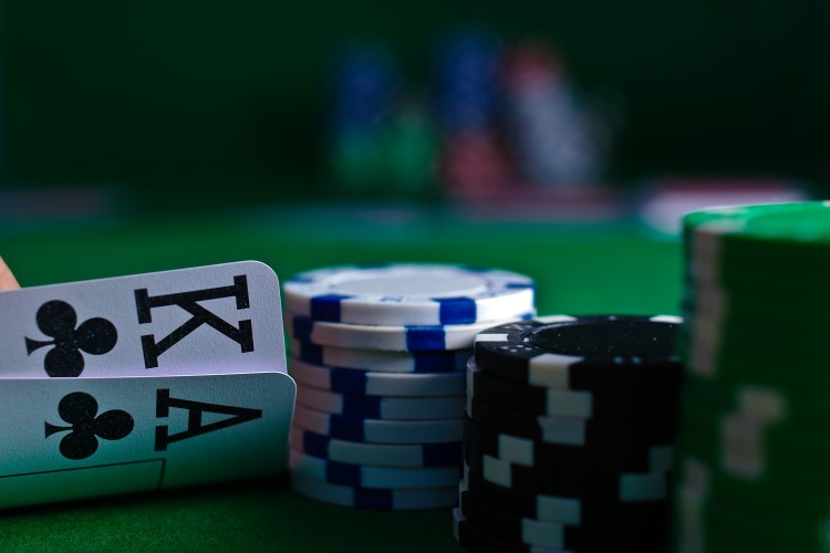 Pokergevinster førte til skattesag om over 10 mio. kr. – skatteyder fik sagen genoptaget og nedsat indkomsten