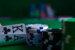 Pokergevinster førte til skattesag om over 10 mio. kr. – skatteyder fik sagen genoptaget og nedsat indkomsten