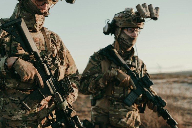 Eneleverandørsituation og militærfaglig doktrin begrundede direkte tildeling af kontrakt om levering af natbriller til Forsvaret