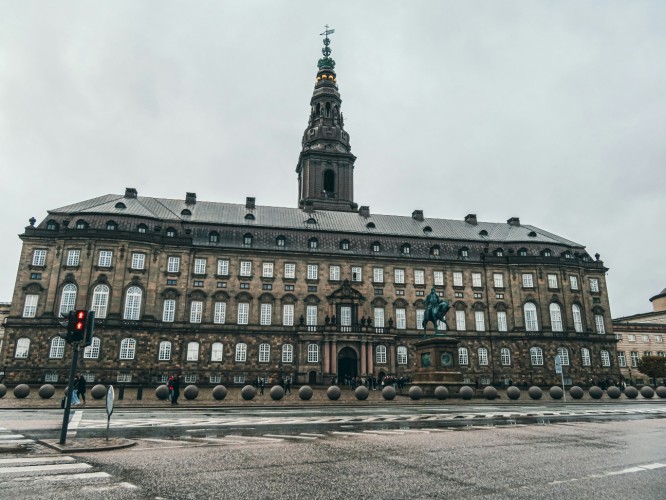 Regeringens lovprogram for folketingsåret 2026/2027 med fokus på det ansættelsesretlige område