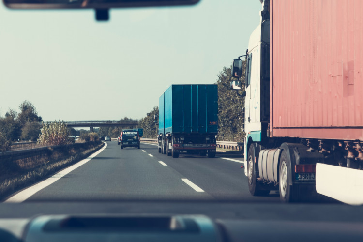 Kan man levere ved at vælte varerne af traileren?